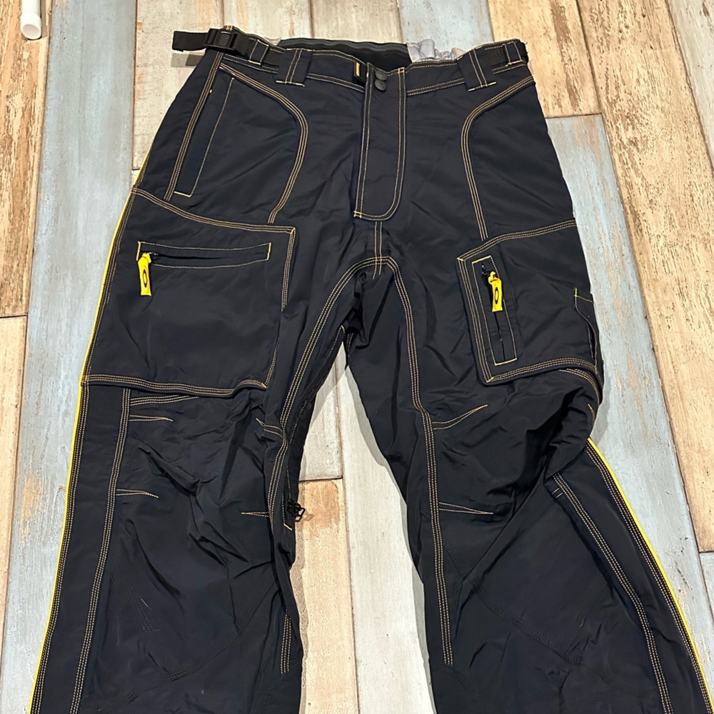 Men's Oakley ski/snowboard pants Size Large